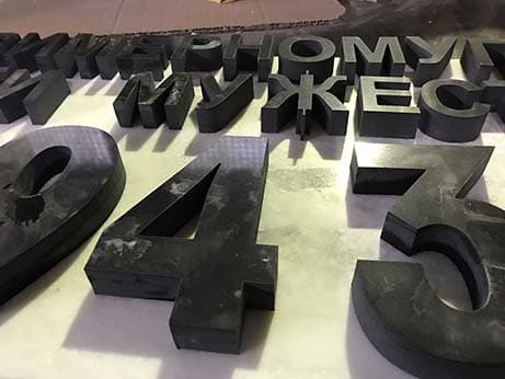 Гидроабразивная резка букв и цифр из черного кварцита для мемориальной доски