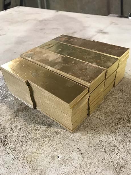 Петли для дверей из латуни толщиной 2,5 мм.