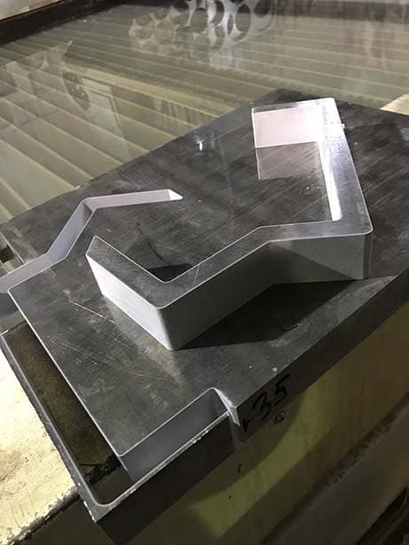 Раскрой деталей из листа алюминия толщиной 35 мм.